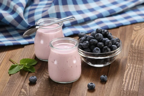 Yogrt with blueberries in glass jar and Blueberries in a glass b — Stock Photo, Image