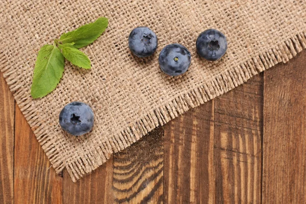新鲜蓝莓的麻布背景上 — 图库照片