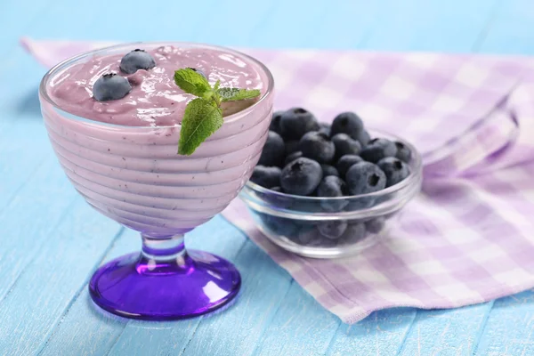 Yogurt with blueberries in a glass bowl and blueberries in a gla — Stock Photo, Image