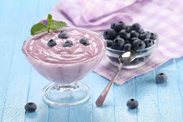 Yogurt with blueberries in a glass bowl and blueberries in a gla — Stock Photo, Image