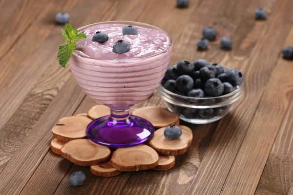 Yogurt with blueberries in a glass bowl and blueberries in a gla — Stock Photo, Image