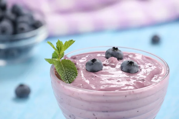在一个玻璃碗蓝莓与 gla 的蓝莓酸奶 — 图库照片