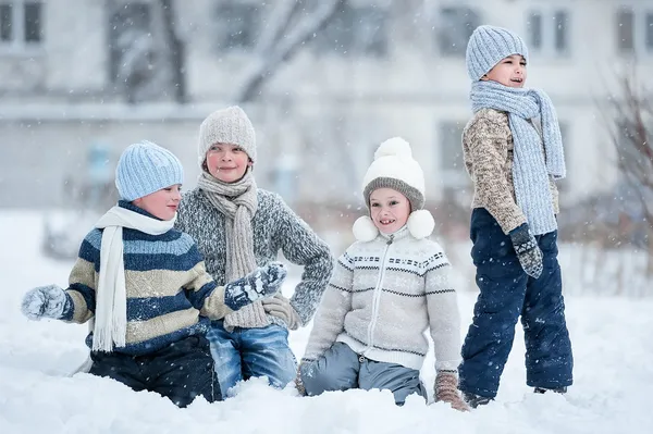 Barn som leker i snön en vinterdag — Stockfoto