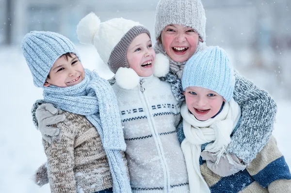 Bambini che giocano nella neve in una giornata invernale — Foto Stock