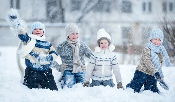 Kinder spielen an einem Wintertag im Schnee — Stockfoto