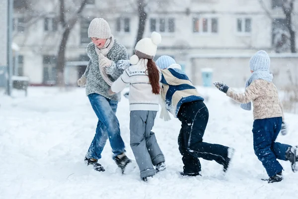 Dzieci bawiące się w śniegu na zimowe wieczory — Zdjęcie stockowe