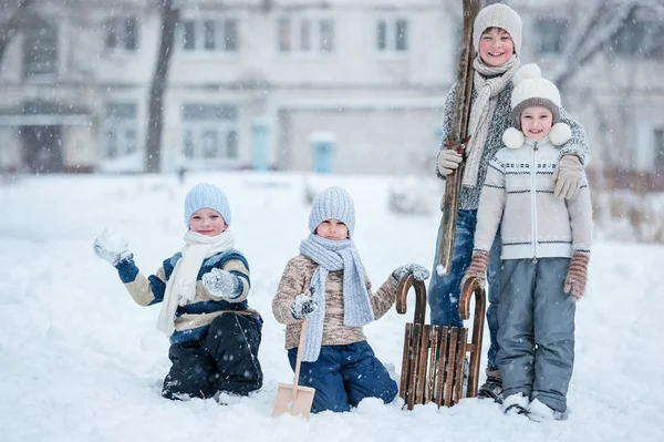 冬の日、雪の中で遊ぶ子供たち — ストック写真