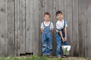 Fırçalar ve boya duvar eski çocuklar
