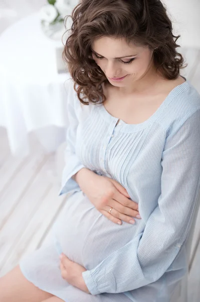 Portrait de la jeune femme enceinte — Photo