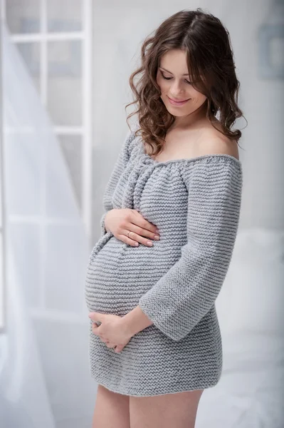 Portret młodej kobiety w ciąży — Zdjęcie stockowe