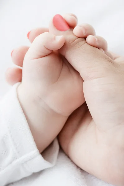 La mano del niño en la mano de la madre —  Fotos de Stock