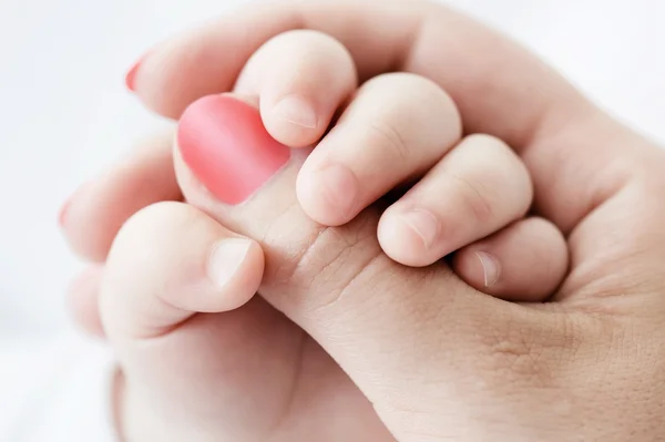 Mão da criança em uma mão de mãe — Fotografia de Stock