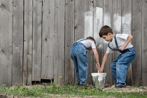 Fırçalar ve boya duvar eski çocuklar — Stok fotoğraf