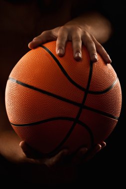 erkek elinde basketbol topu