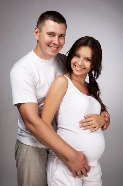 Retrato de pareja joven pendiente del niño — Foto de Stock