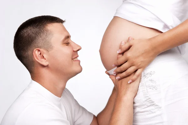 Retrato de pareja joven pendiente del niño — Foto de Stock