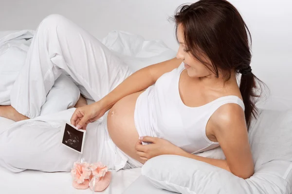 Portrait of the young pregnant girl — Stock Photo, Image