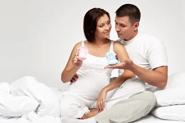 Retrato de pareja joven pendiente del niño — Foto de Stock