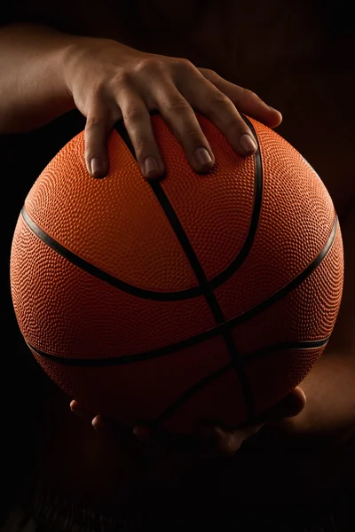 Bola basket di tangan pria. — Stok Foto