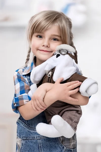 Retrato de una niña con un juguete suave —  Fotos de Stock