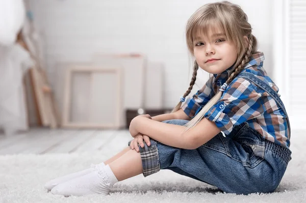 Portret van een klein meisje met een zacht stuk speelgoed — Stockfoto