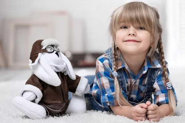 Porträtt av en liten flicka med en mjuk leksak — Stockfoto