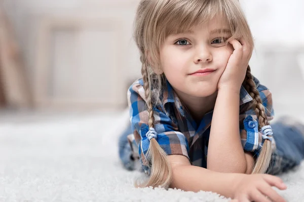 Retrato de uma menina com um brinquedo macio — Fotografia de Stock