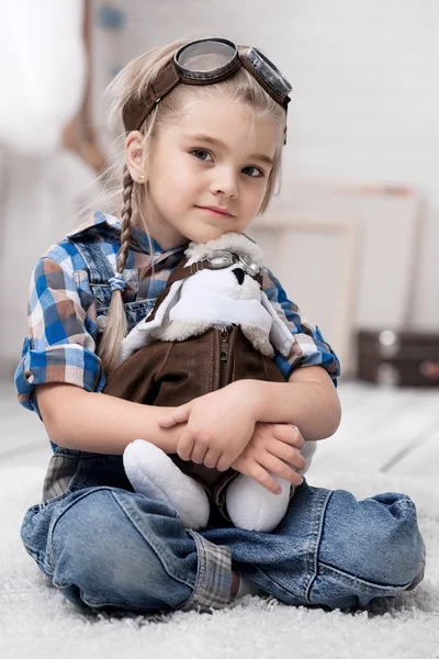 Yumuşak oyuncak ile küçük bir kız portresi — Stok fotoğraf