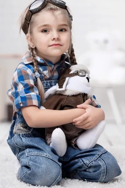 Porträt eines kleinen Mädchens mit einem Stofftier — Stockfoto