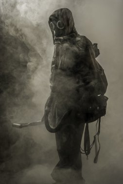 Gaz Maskeli bir adam portresi