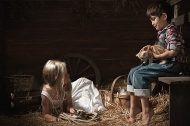 Çocuk yavru kedi ile oyun