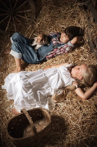 Crianças descansam deitadas na palha — Fotografia de Stock