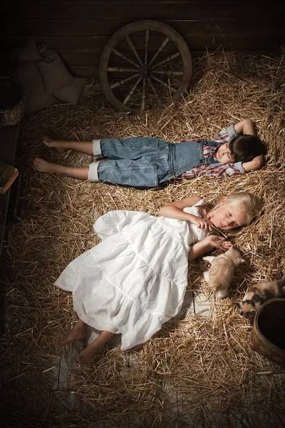 Kinderen rusten liggend op stro — Stockfoto