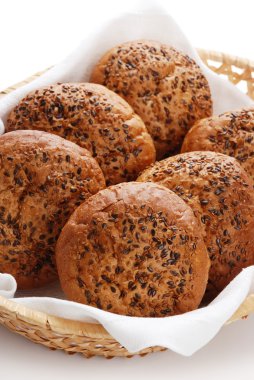 在编织的篮子里的芝麻包子