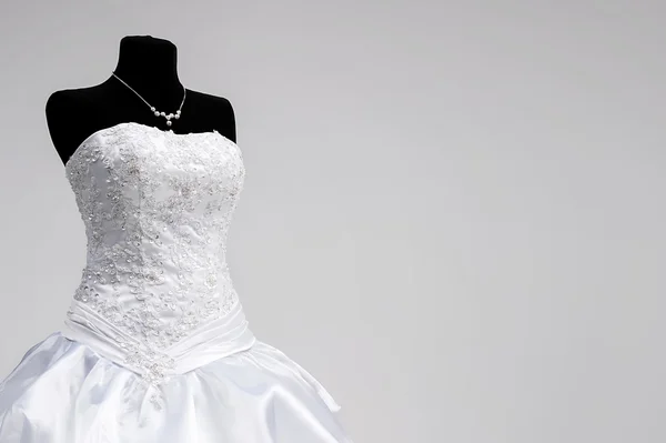 Abito da sposa su un manichino — Foto Stock