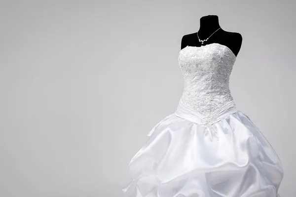 Vestido de casamento em um manequim — Fotografia de Stock