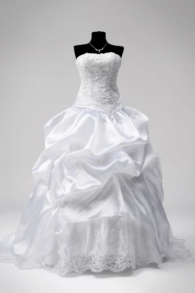 Vestido de casamento em um manequim — Fotografia de Stock