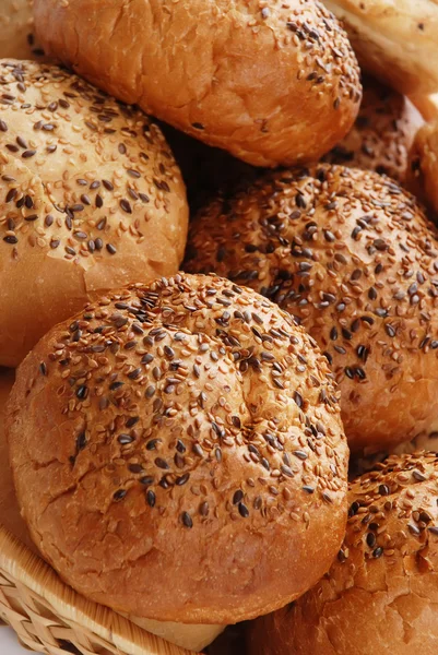 Buns with sesame in a woven basket — Stock Photo, Image