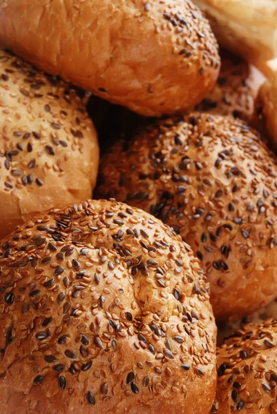 Buns with sesame in a woven basket — Stock Photo, Image