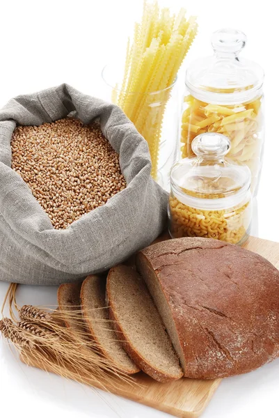 Pane, sacchetto con grano e maccheroni nel contenitore — Foto Stock