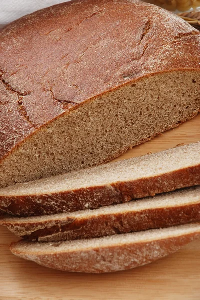 Хлеб, мешок с пшеницей и макаронами в контейнере — стоковое фото