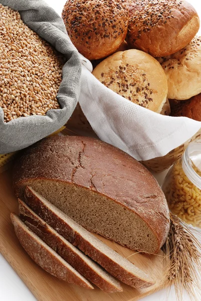 Pan, bolsa con trigo y macarrones en el recipiente — Foto de Stock