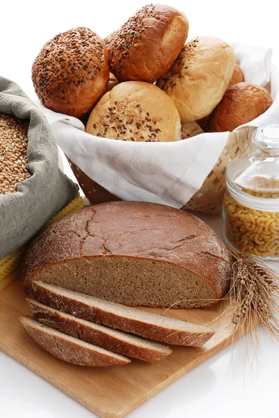 Pan, bolsa con trigo y macarrones en el recipiente — Foto de Stock