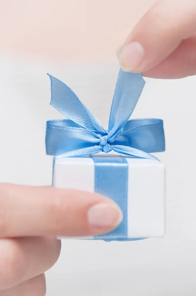 Caja con regalo en sus manos — Foto de Stock