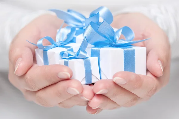 Caja con regalo en sus manos — Foto de Stock