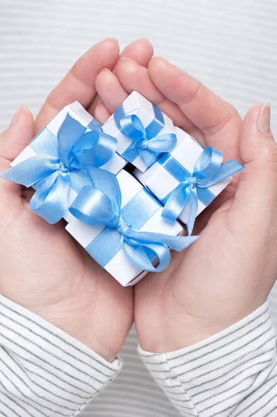 Scatola con regalo nelle loro mani — Foto Stock