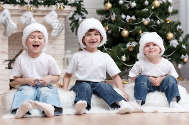 üç küçük çocuklar eğleniyor