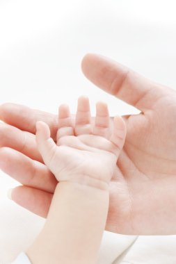 çocuğun annesinin el el