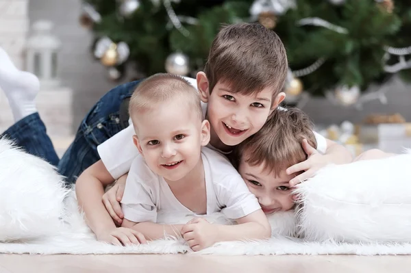 Üç küçük çocuklar eğleniyor — Stok fotoğraf