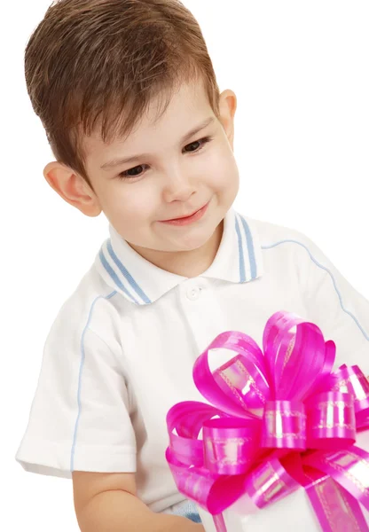 Junge mit Geschenk — Stockfoto